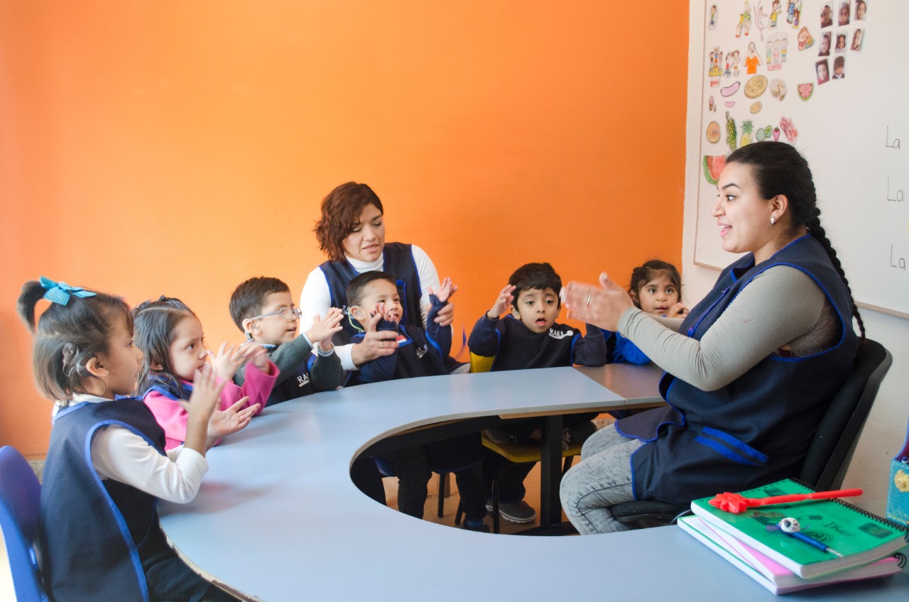 Surdez, bilinguismo e inclusão nas escolas públicas do Distrito Federal: entre o dito, o pretendido e o feito