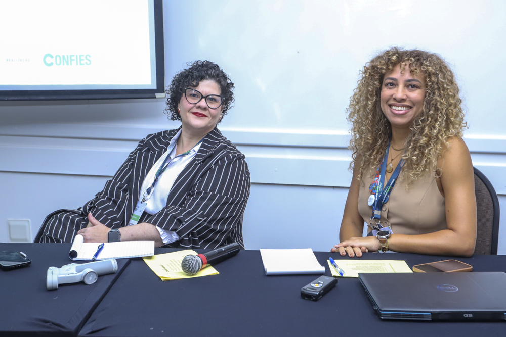 Juliana Vilelea - Assessora de Comunicação da Finatec e Viviane Maia - FEC.
Imagem: Confies